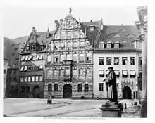 Südfassade und Nachbarbauten am Aegidienplatz (links das Schwarze Pellerhaus), Foto (1860–1890)