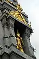 Eine Wächterfigur in einem der 4 Prangs im Innenhof