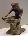 Weibliche Figur aus Tanagra beim Kneten von Brotteig (rund 500–475 v. Chr.), Archäologisches Nationalmuseum Athen