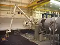 Roboterarm mit Mock-up eines ISS-Moduls und einer Space Shuttle-Ladebucht