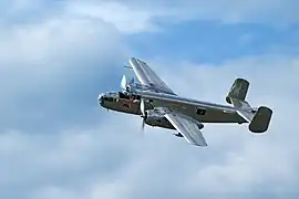 B-25 Mitchell über dem Flugplatz Hahnweide