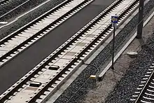 Zwei Eu­ro­ba­li­sen an ei­ner ETCS-Halt-Ta­fel (an Stel­le ei­nes Haupt­sig­nals) an der Schnell­fahr­stre­cke Er­furt–Leip­zig/Hal­le (ETCS Level 2 oh­ne Sig­na­le)