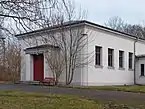 Neue Feierhalle auf dem Neuen Israelitischen Friedhof mit derselben Inschrift wie die alte, gesprengte Feierhalle