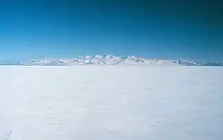 Blick vom vereisten Ross-Meer auf die Royal Society Range