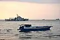 Ein Polizeiboot ankert vor Lecidere