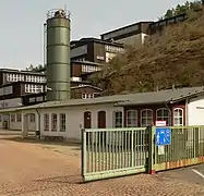 Standort der einstigen Behelfskaue, auf dem später der helle Flachbau mit Silo errichtet wurde