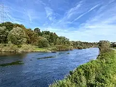 Die Eisenbahnbrücke markiert das nordöstliche Ende des NSG