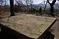 Steintafel auf dem Hohenstein mit eingemeißelter Wegespinne