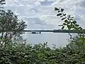 Blick vom Nordufer auf die zentrale Insel