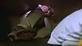 Ein Mitarbeiter der Untersuchungsbehörde NTSB untersucht den hinteren Notausgang im Schwesterschiff Vision