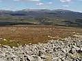 Blick über den Nordgrat auf das Glen Geldie, im Hintergrund die nordwestlichen Cairngorms