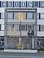 Nachbau der Wetterfahne der Potsdamer Garnisonkirche, wie sie vor Vollendung des dritten Bauwerks durch einen Käfig geschützt neben dem Potsdamer Rechenzentrum an der Breiten Straße ausgestellt wird