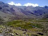 Das Quellgebiet Los Nacimientos, 3135&nbsp;m.ü.M, 34°&nbsp;14′&nbsp;S, 69°&nbsp;51′&nbsp;W-34.230555555556-69.8555555555563135. Drei Bäche, die sich ihrer­seits aus zahl­reichen Rinn­sal­en bilden, vereinigen sich hier zum Río Maipo.