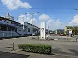 Vorplatz, vom Bahnhof Okazakikōen-mae aus gesehen