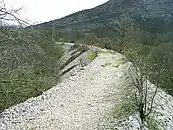 Bahndamm mit Schotterbett beim Popovo Polje.