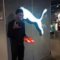 Nathan Oduwa vor dem Puma-Logo
