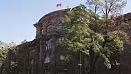 Seitenansicht mit Nationalflagge (2015)