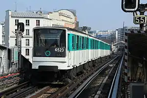 MP 73 auf der Linie 6 bei der Einfahrt in den Hochbahnhof Nationale, im Hintergrund die Station Chevaleret
