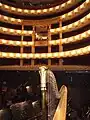 Blick aus dem Orchestergraben in den Zuschauerraum mit der Mittelloge