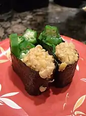 Gunkanmaki-Sushimit Nattō und Okra
