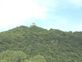 Mittlerer Teil mit zwei der größeren Felsen im NSG und im Hintergrund das Kaiser-Wilhelm-Denkmal