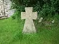 Sühnekreuz vor der Kirche (ist nahezu identisch mit dem Steinkreuz in Conradsdorf – vgl. Bilder)