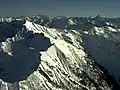 Luftbild vom Geißfuß (Bildmitte) aus Blickrichtung West. Links dahinter das Nebelhorn