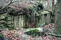 Reste des Bunkers 65 bei Gundelsheim, der Durchgang in der Mitte verband den Gruppenraum (vorne) mit den MG-Ständen. (Dez. 2007)