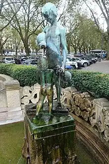 Der ältere Knabe mit Schurz (2023)