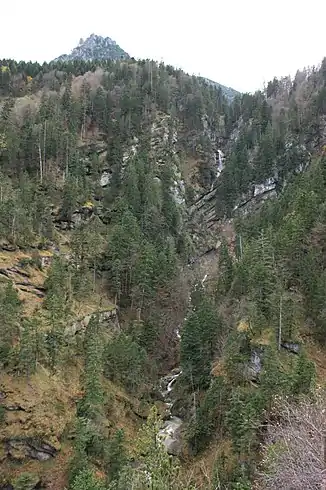 Rechts der Gampfall der in mehreren Kaskaden herunterfällt. Links im Hintergrund der Eckskopf