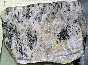 Litchfieldit mit gelbem Cancrinit aus Litchfield, Maine, USA