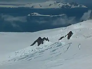 Nestinari-Nunatakker mit Half Moon Island und Greenwich Island im Hintergrund