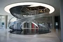 Zwei frei tragende Treppen, als Doppelhelix geschwungen
