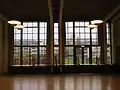 Saal – Betonträger und Fenster