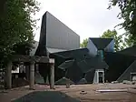 Die Neue Mainzer Synagoge einen Monat vor Abschluss der Bauarbeiten. Im Vordergrund restaurierte Säulenreste der 1938 niedergebrannten Hauptsynagoge