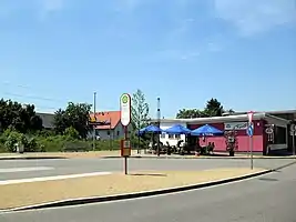 Blick über den Busbahnhof zum Bahnsteig