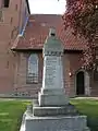 Gefallenendenkmal vor Kirche