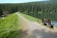 Typische Ruhebank des Liebesbankweges am Neuen Grumbacher Teich als Überblick und im Detail