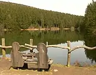 Typische Ruhebank des Liebesbankweges am Neuen Grumbacher Teich als Überblick und im Detail