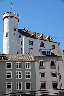 Pfarrhaus mit Turm der ehemaligen Stadtmauer