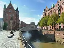 Neuerwegsbrücke über dem St. Annenfleet, links das erste Verwaltungsgebäude der damaligen Hafenbehörde (HFLG-Verwaltungshaus)