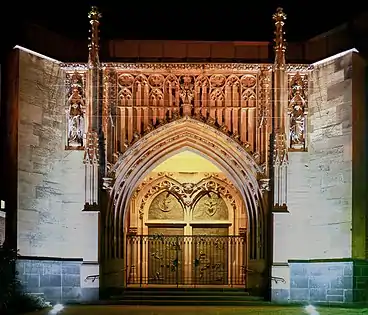 Neugotisches Portal der Kirche