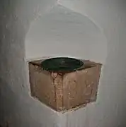 Weihwasserbe­cken, datiert 1688, im Vorraum