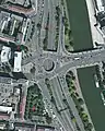 Neumarkt Saarbrücken, aktuelle Situation: 1: Parkplatz (ehemals Standort der Markthalle); 2: Einmündung Stengelstraße (ehemals Standort Saalbau) mit HDI-Hochhaus; 3: Wilhelm-Heinrich-Brücke; 4: Einmündung Hohenzollernstraße; 5: Wilhelm-Heinrich-Straße; 6: Bundesautobahn 620; 7: Zentrale der Sparkasse Saarbrücken