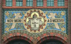 Über der Eingangsloggia Mitte:Gründungsjahr des Stifts Novum&nbsp;Monasterium – 1127