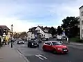Kreuzung mit der Rathstraße; Neustift am Walde führt schräg nach rechts