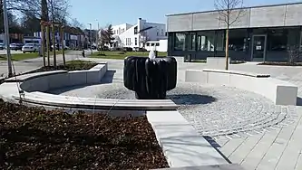 Brunnenskulptur am Brunnenhof des Gymnasiums in Dingolfing