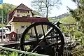 Die Laubachsmühle mit Mühlrad nördlich von Altwied