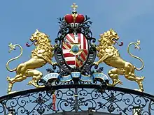 Wappen des fürstlichen Hauses zu Wied über dem Hauptzufahrtstor des Schlosses Neuwied