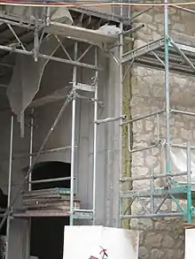 Vor die tragende Stahlbetonwand gesetztes Natursteinmauerwerk